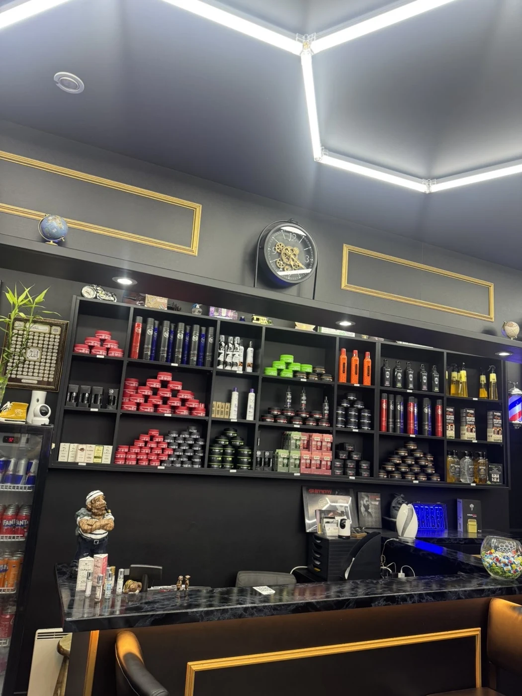 Comptoir et produits Royal Barber dans un décor noir et or