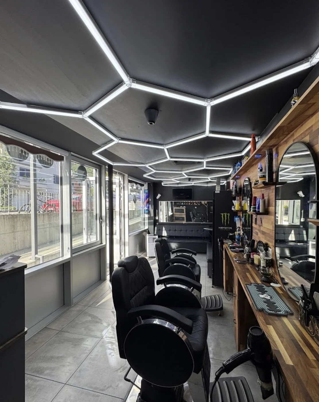 L’intérieur du salon Royal Barber Fully