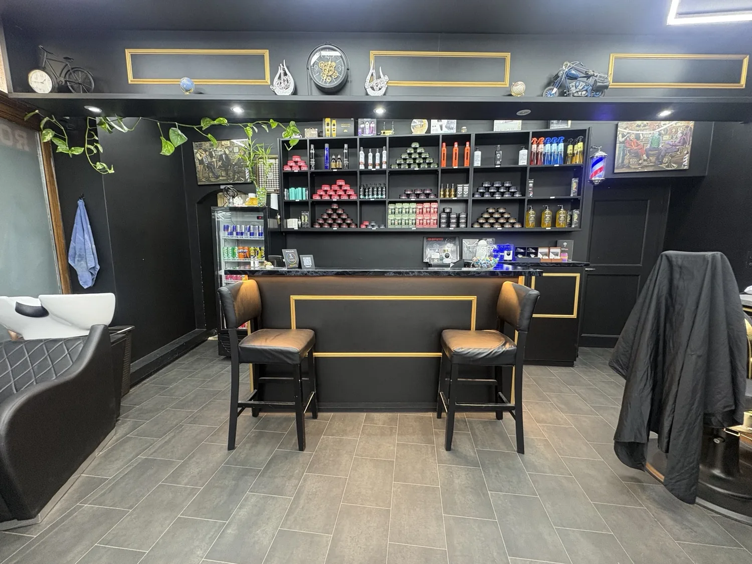 Étagères de produits au salon Royal Barber